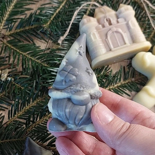 Calendrier féerique avec des lutins en savon