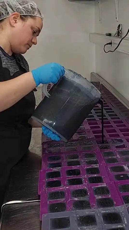Savonnière au travail: fabrication du shampoing solide sans sulfates Mund
