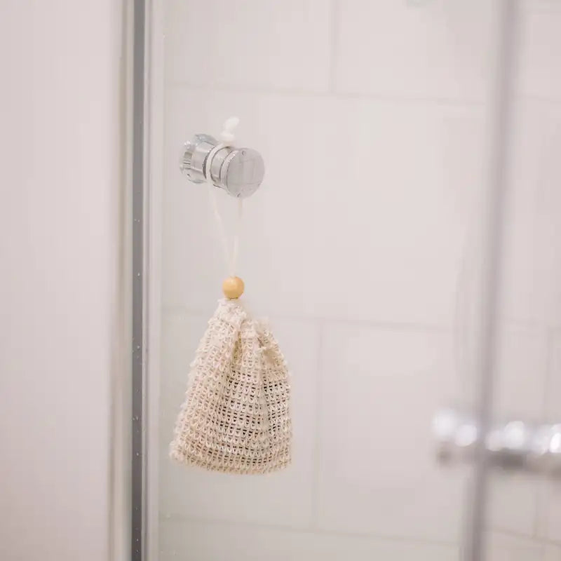 Sachet à savon accroché dans la douche