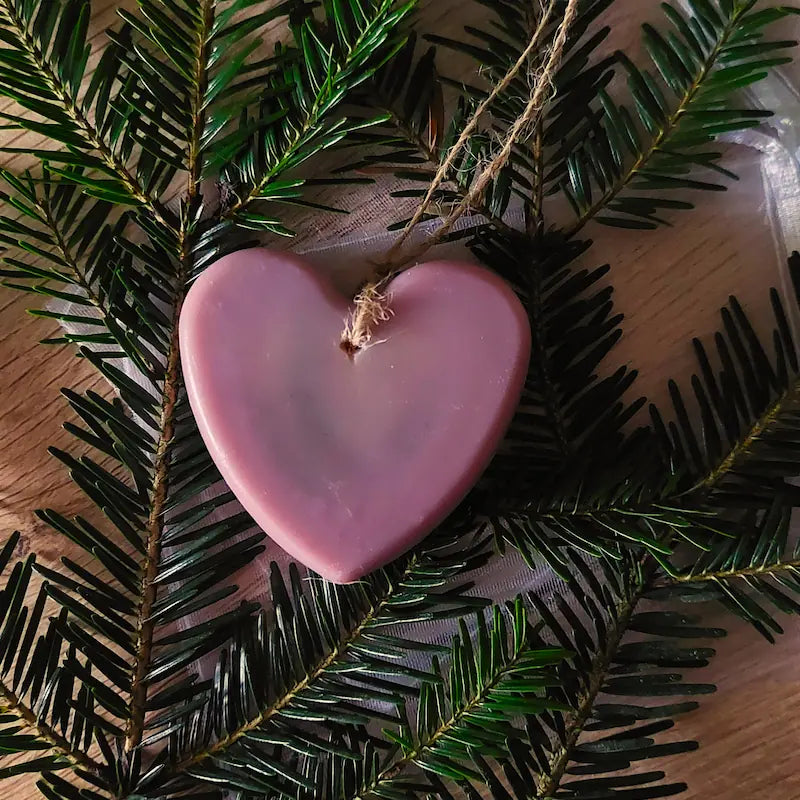 Savon coeur rose à suspendre dans le sapin