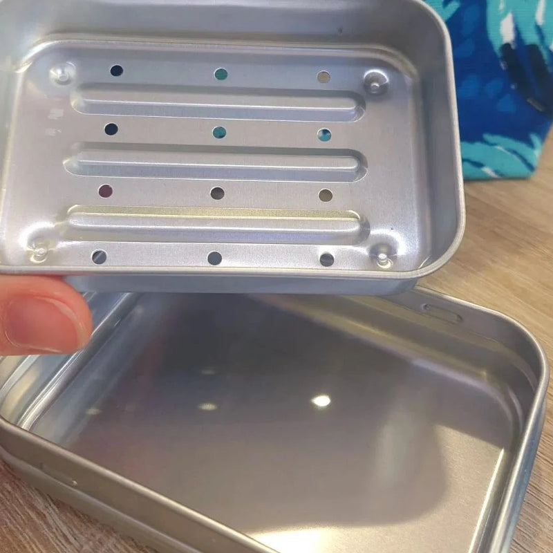 Boite savon aluminium avec égouttoir intégré