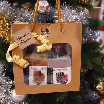 Cadeau de Noël idéal femme nature. Joli sac kraft avec une fenêtre contenant 2 savons et un porte savon magnétique