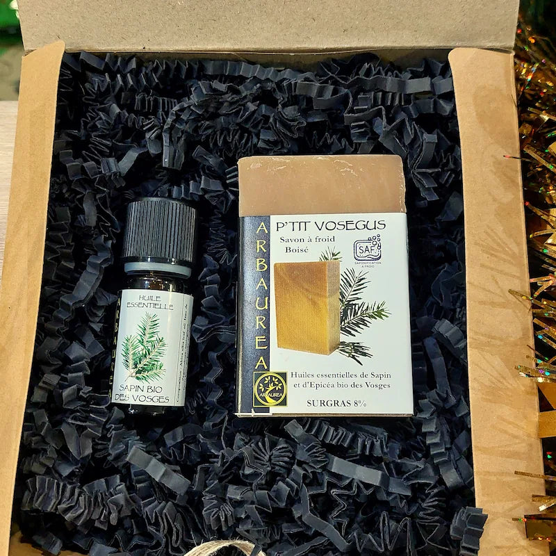Coffret carré contenant 1 bouteille d'huile essentielle de sapin et un savon au sapin