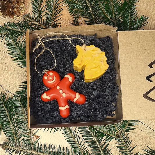 Joli coffret composé d'un savon Bonhomme et d'un savon Licorne à suspendre, parfum mirabelle