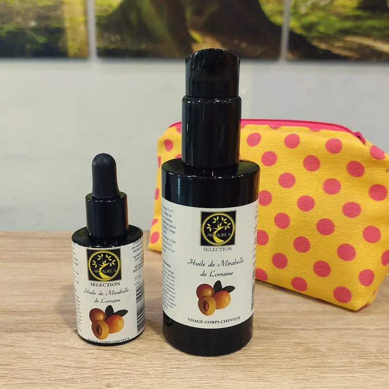 Bouteilles de 30ml et 100ml d'huile de mirabelle, aux propriétés comparables à l'huile d'argan pour la peau et les cheveux
