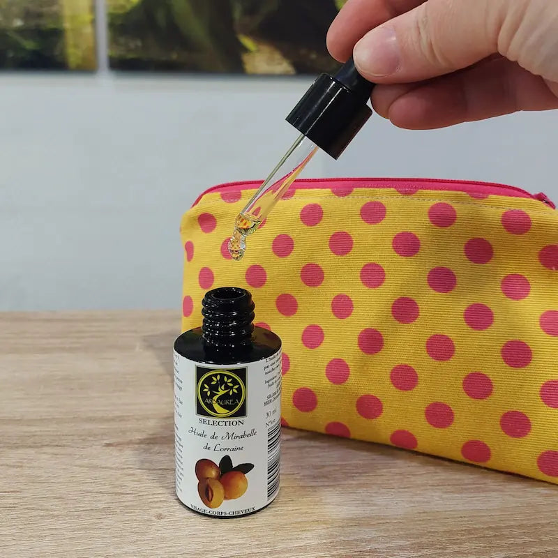 Flacon 30 ml avec pipette d'huile de mirabelle de Lorraine, réputée pour ses propriétés pour la peau et les cheveux