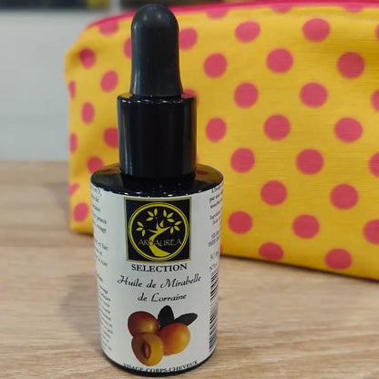 Flacon d'huile de mirabelle, particulièrement efficace pour les cheveux secs