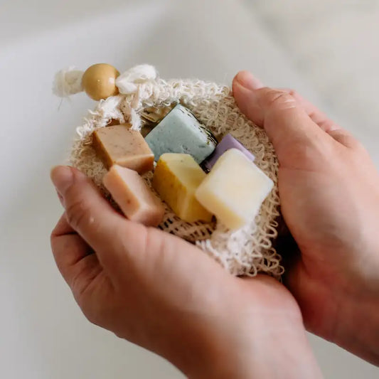 Mettre toutes vos chutes de savon dans le sachet, ça vous fait un exfoliant
