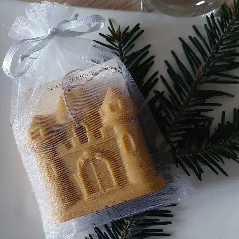 Savon invité en forme de château féerique dans son emballage en organza