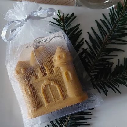 Savon invité en forme de château féerique dans son emballage en organza