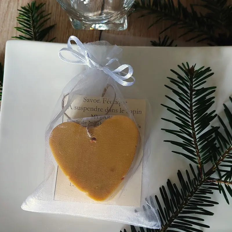 Savon coeur en cadeau sur une assiette