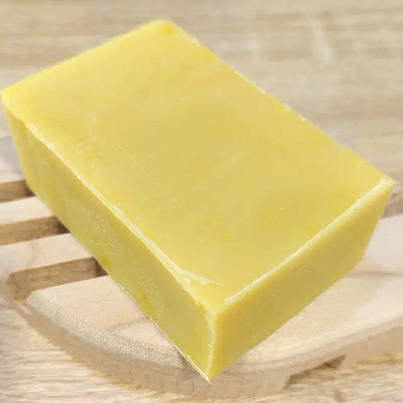 Savon à froid lait d'ânesse et safran et son porte savon en fois en forme de feuille