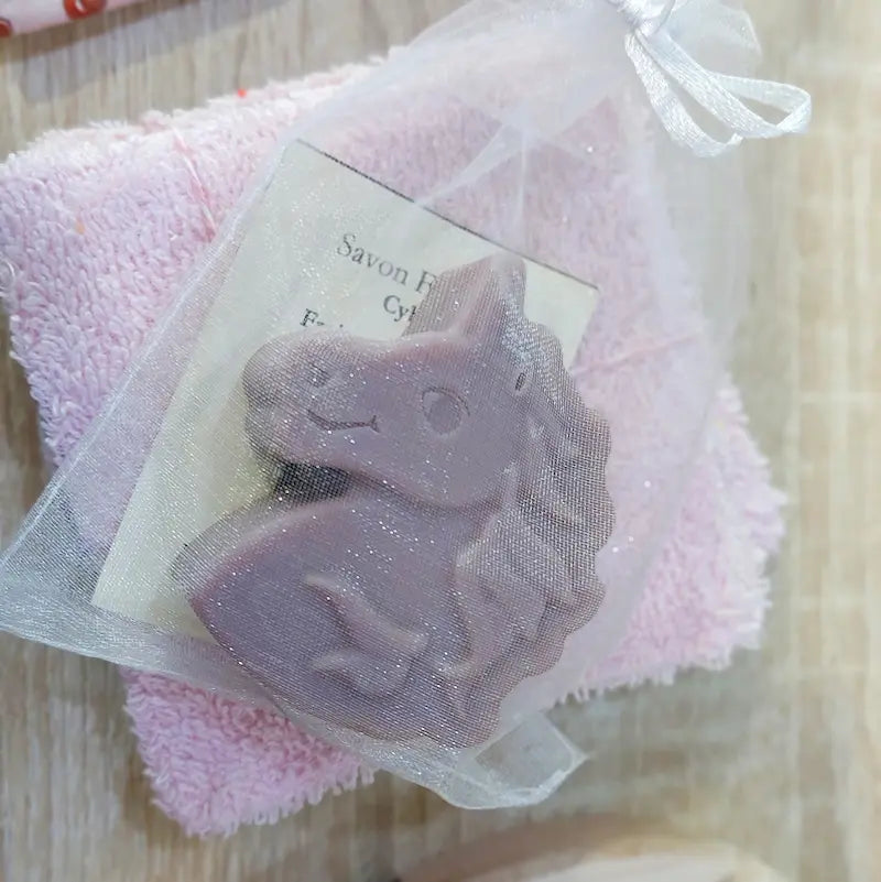 Savon en forme de licorne rose dans son petit sachet en organza