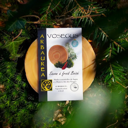 Savon rond saponifié à froid au Sapin, sur fond de mousse et de branches de sapin des Vosges