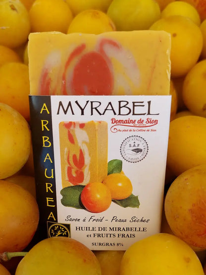 Savon à la mirabelle au milieu d'un cageot de mirabelles fraîchement cueillies