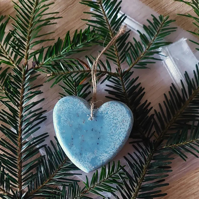 Savon coeur bleu à suspendre dans le sapin
