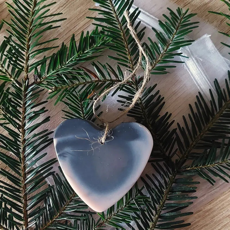 Savon coeur marbré rose, noir et blanc pour décorer son sapin