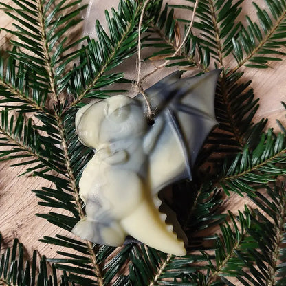 savon en forme de dragon à suspendre dans le sapin, au patchouli