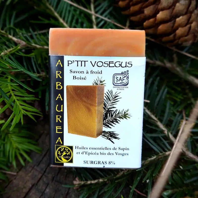 Savon à froid au sapin des vosges, frais, vivifiant et tonifiant, sur fond de branches de sapin