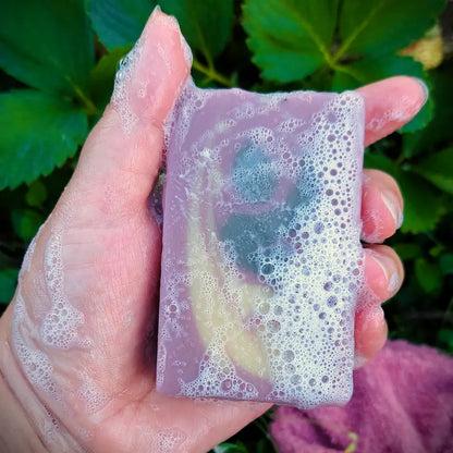 Savon qui mousse dans une main, savon fruité pour peau sensible