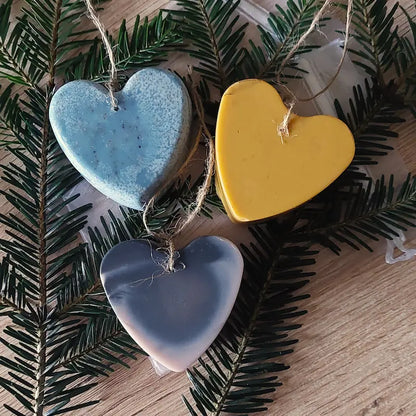 3 savons coeur avec une ficelle: bleur, jaune et marbré rose et noir