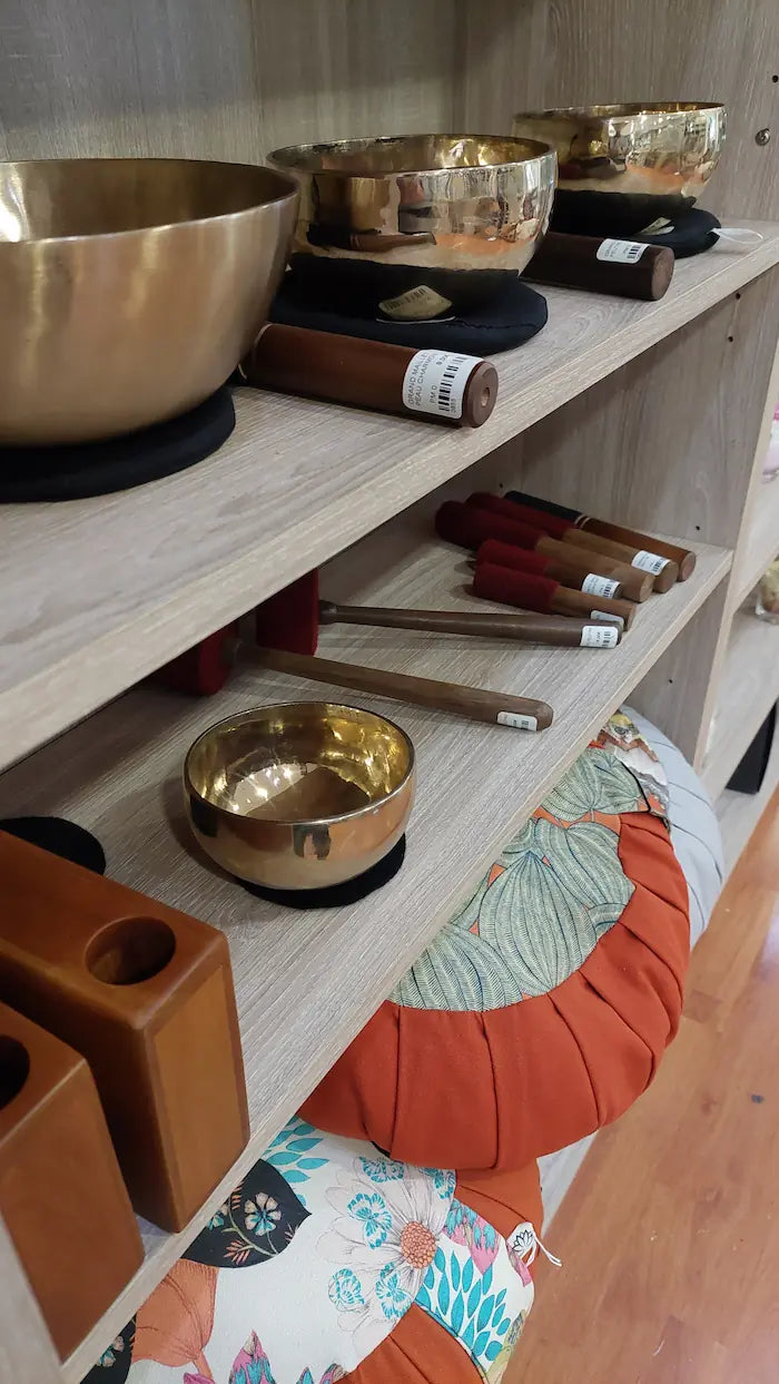 Bols chantants tibétains, livres et zafus, objets à ramener des vosges pour le bien-être.