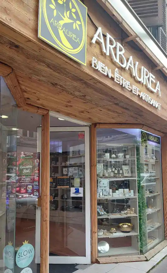 Devanture de la boutique Arbaurea à Remiremont, dédiée aux cosmétiques naturels et produits locaux à ramener des Vosges