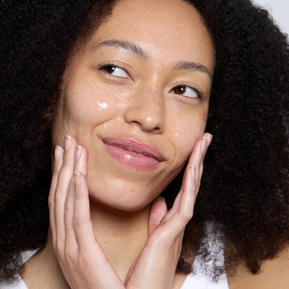 Femme se nettoyant le visage avec la gelée nettoyante Endro