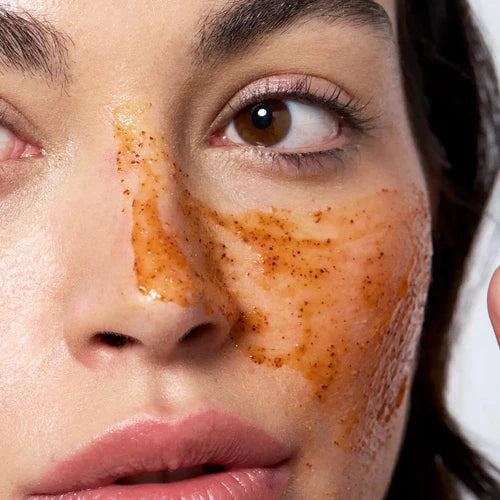 Femme qui se fait un gommage visage
