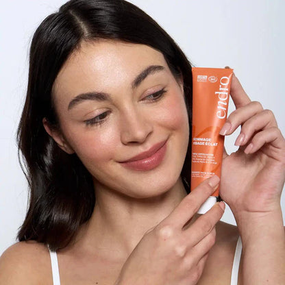 Femme avec le produit dans les mains, gommage visage Eclat Endro, pour une peau toute douce