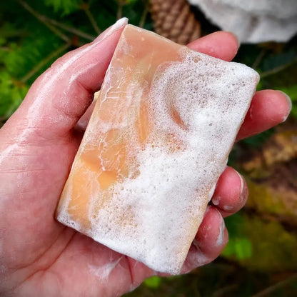 Savon à froid au sapin des vosges qui mousse dans la main, mousse onctueuse