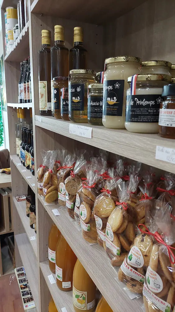 Produits du terroir vosgien comme miel, biscuits, jus de fruits et bières artisanales, idées à ramener des Vosges.