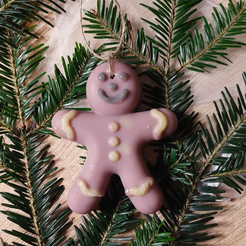 savon à suspendre en forme de bonhomme de pain d'épices rose