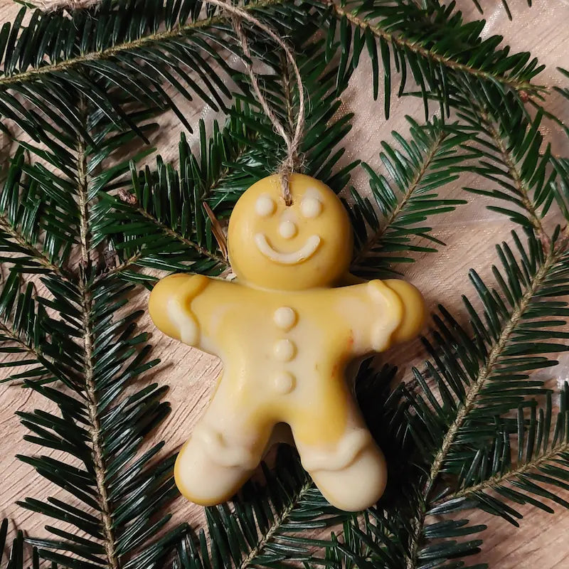 Savon en forme de bonhomme de pain d'épices de couleur jaune, parfum mirabelle