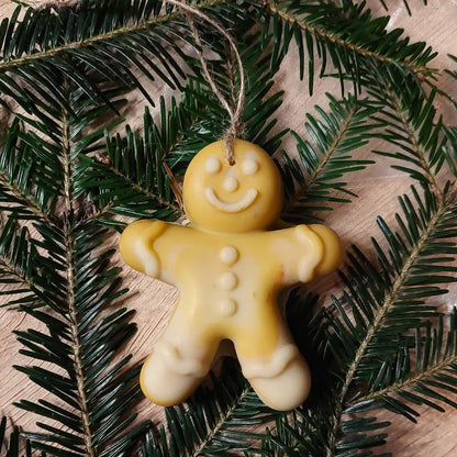 Savon en forme de bonhomme de pain d'épices de couleur jaune, parfum mirabelle