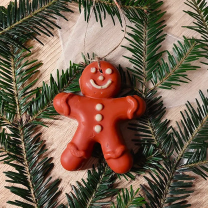 Savon à suspendre dans le sapin en forme de bonhomme de pain d'épices rouge