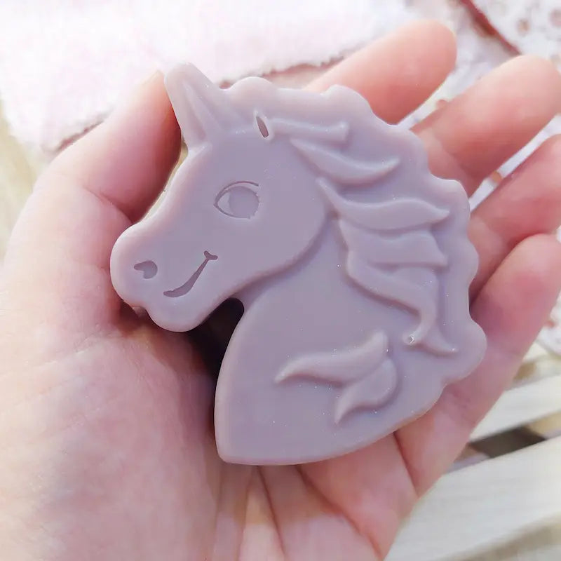 Savon licorne dans une main