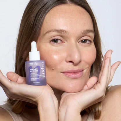 Femme avec le sérum liftant endro